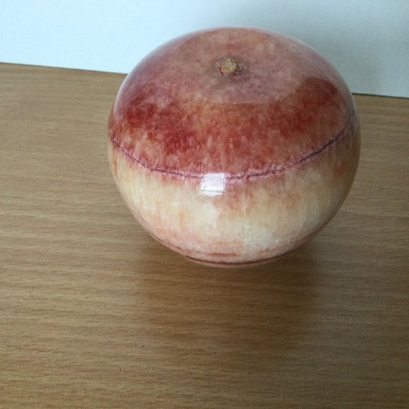 Beautiful pink stripe stone apple figurine paperweight pink red 445g - Picture 3 of 7